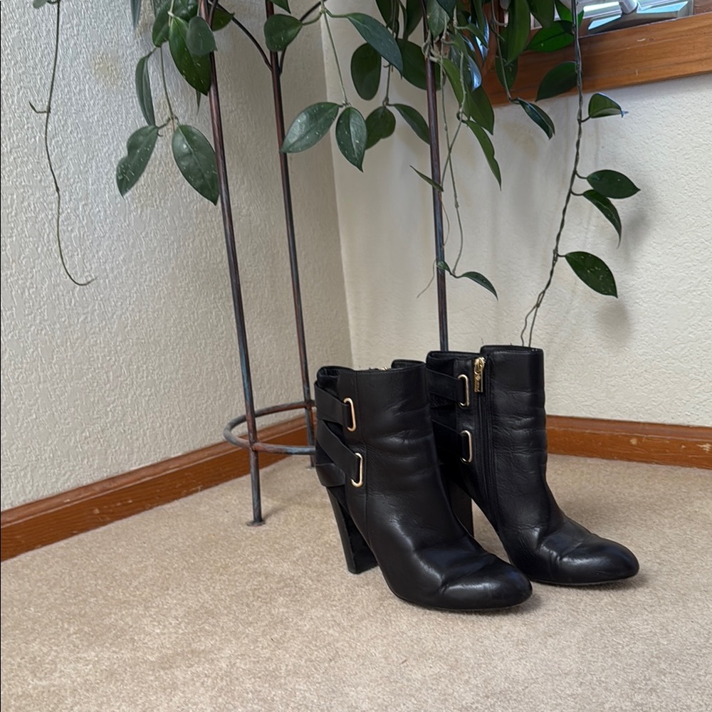 Isola Black Heeled Boots Sleek Leather Design